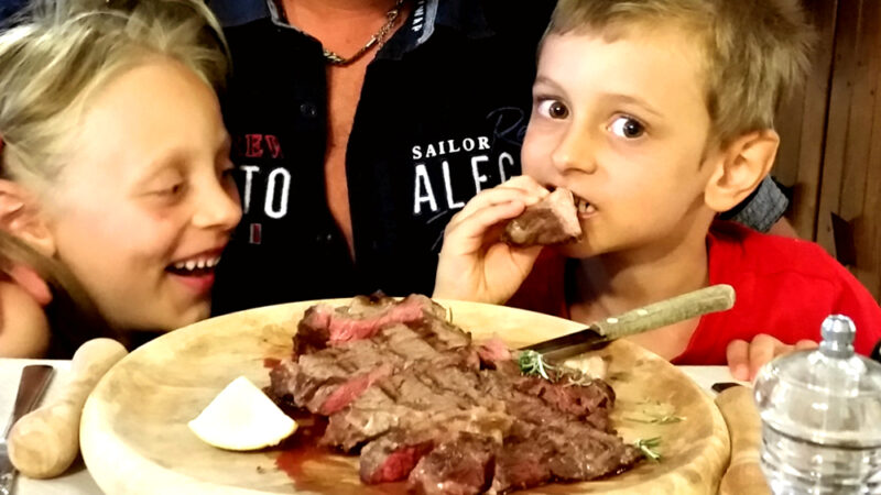Alimentazione del bambino: c’è troppa… carne al fuoco!
